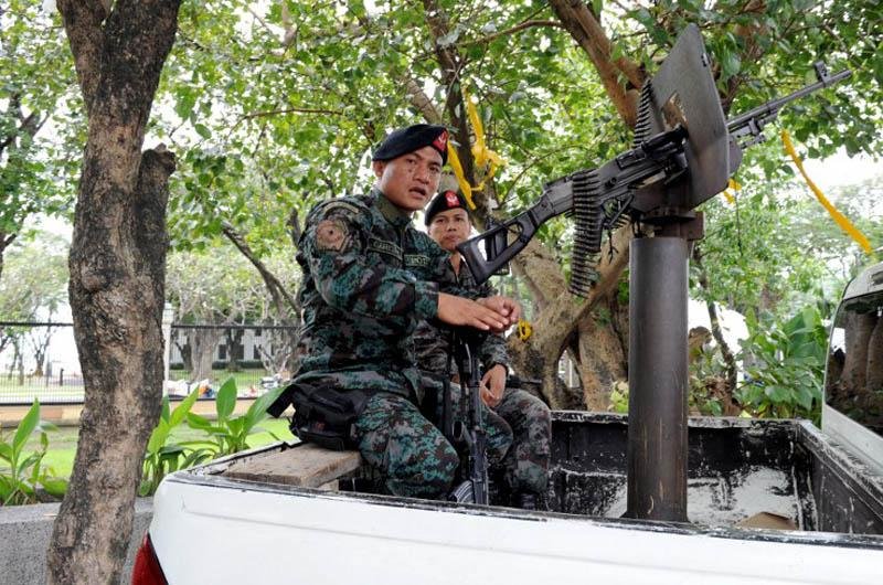 Tropas refor&ccedil;am seguran&ccedil;a em frente a embaixada dos EUA nas Filipinas