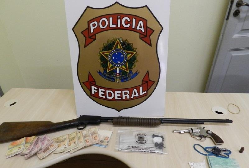 Armas, dinheiro e drogas foram apreendidas