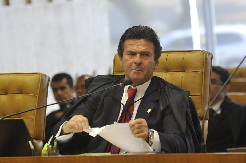 Luiz Fux absolveu uma e condenou nove r&eacute;us do mensal&atilde;o por lavagem de dinheiro