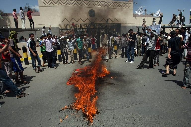 Manifesta&ccedil;&otilde;es em frente &agrave; embaixada dos Estados Unidos em Sanaa