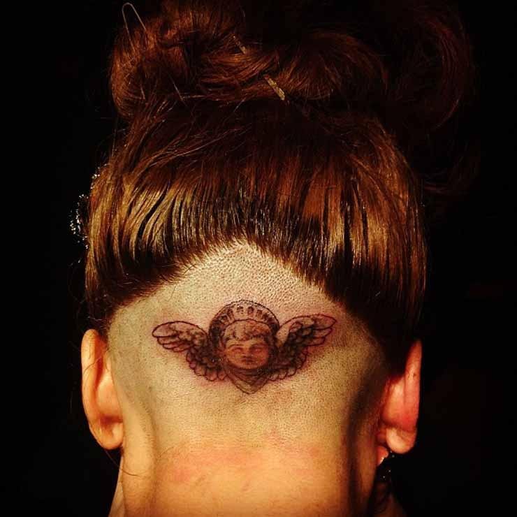 Lady Gaga exibe nova tatuagem na nuca