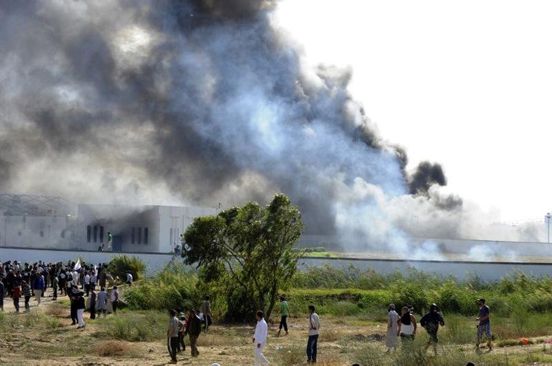 Manifestantes islamitas atacaram e incendiaram uma escola americana