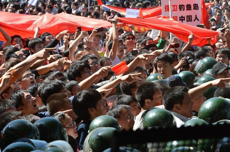 Centenas de pessoas fizeram press&atilde;o contra os policiais para invadir embaixada do Jap&atilde;o