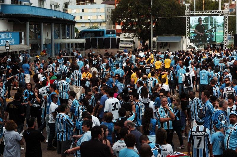 Alguns torcedores aproveitam para conferir o treino do time