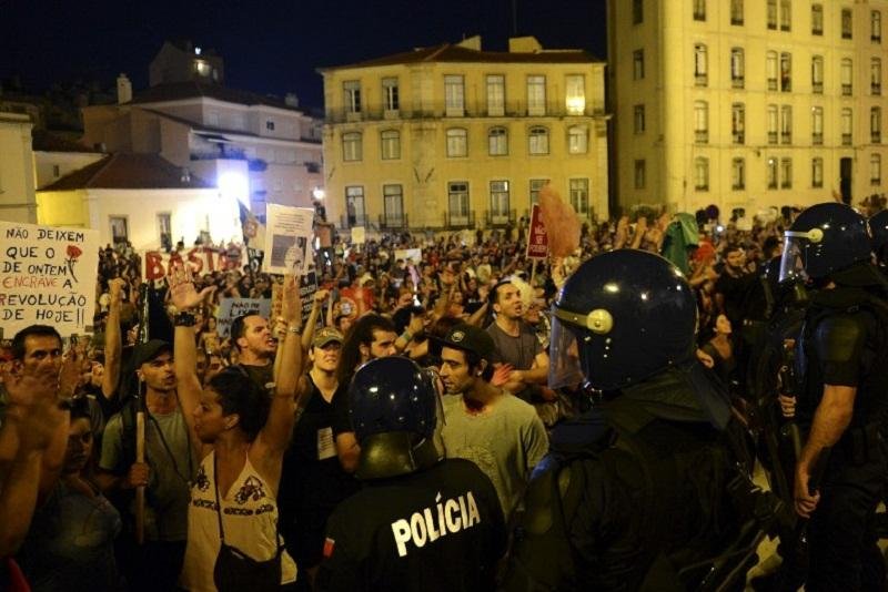 Estudantes e artistas marcaram protestos por Facebook