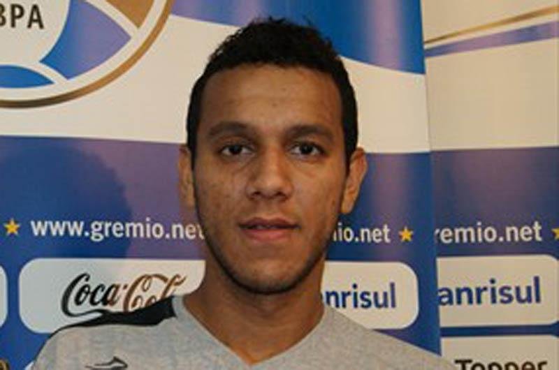 Volante elogiou torcida e prometeu vit&oacute;ria de presente pelo anivers&aacute;rio do Gr&ecirc;mio
