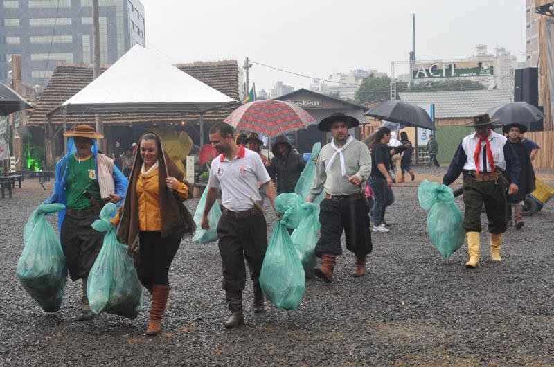 Volunt&aacute;rios recolheram materiais recicl&aacute;veis nos piquetes