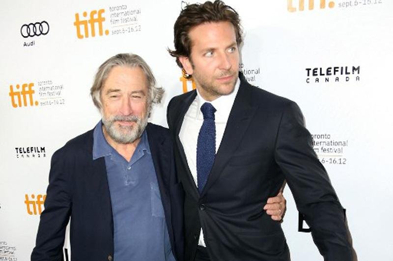 Robert De Niro e Bradley Cooper durante a premia&ccedil;&atilde;o do filme no Festival de Toronto 