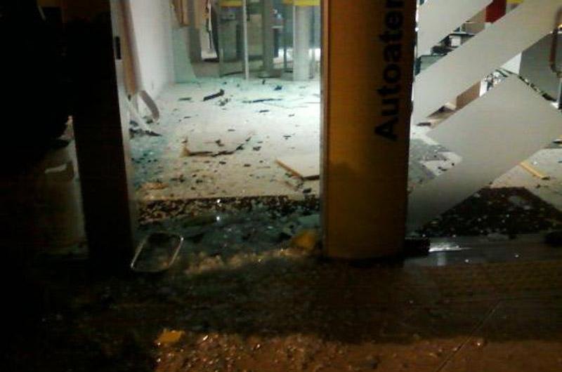 Parte frontal do Banco do Brasil foi danificada