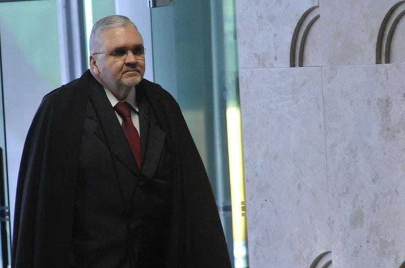 Procurador-geral da Rep&uacute;blica, Roberto Gurgel, chega para sess&atilde;o de julgamento no Supremo Tribunal Federal