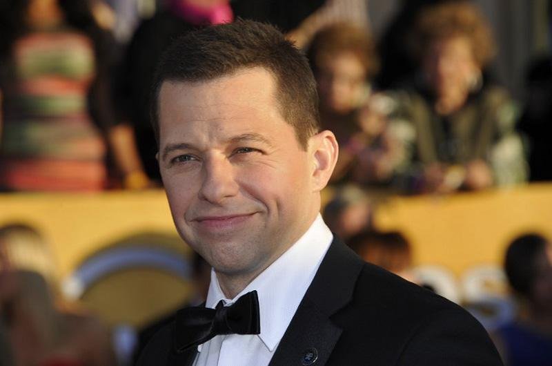 Jon Cryer acredita que capacete impediu consequ&ecirc;ncias piores na queda em triatlo