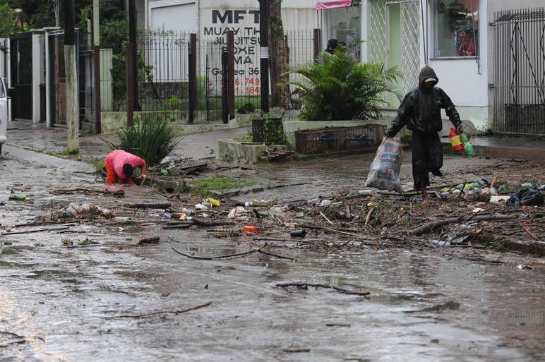 Na zona Sul da Capital, arroio Capivari transbordou