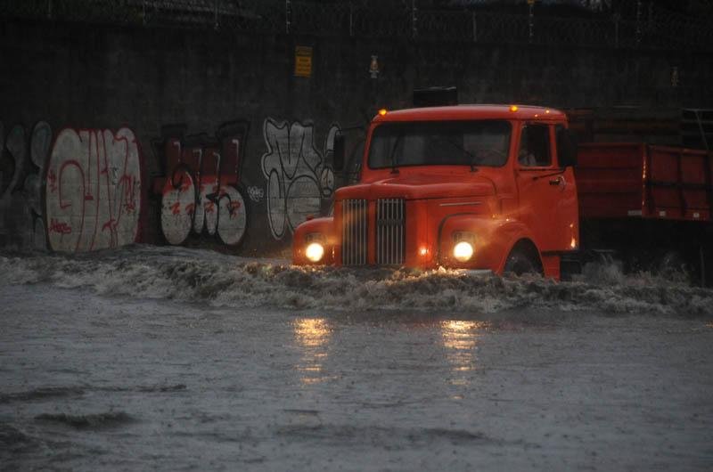 Alagamentos prejudicaram o tr&acirc;nsito nesta manh&atilde; em Porto Alegre