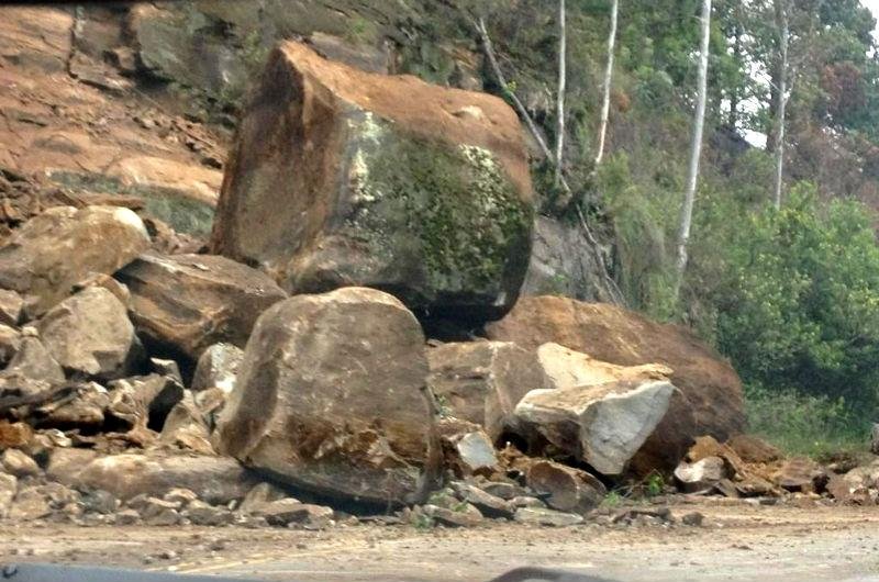 Queda de barreira interrompeu fluxo na Rota do Sol