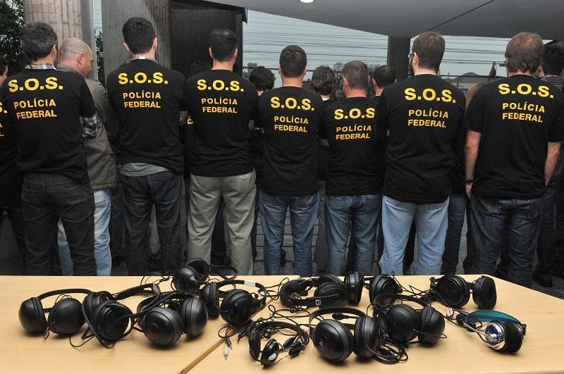 Agentes entregaram fones na Superintend&ecirc;ncia da PF na Capital