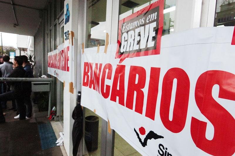 Banc&aacute;rios protestam e bloqueiam acesso a auto-atendimento na Capital
