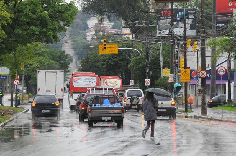 Em Porto Alegre, falta de luz causou problemas no tr&acirc;nsito com sem&aacute;foros desligados