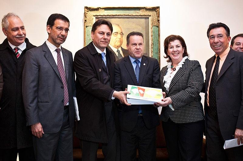 O secret&aacute;rio da Casa Civil, Carlos Pestana, entregou &agrave; presid&ecirc;ncia da Assembleia Legislativa o Or&ccedil;amento do Estado para 2013