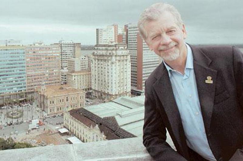 Com a prefeitura e o Mercado P&uacute;blico ao fundo, Fortunati diz que &eacute; aqui, na Capital, que sempre desejou morar 