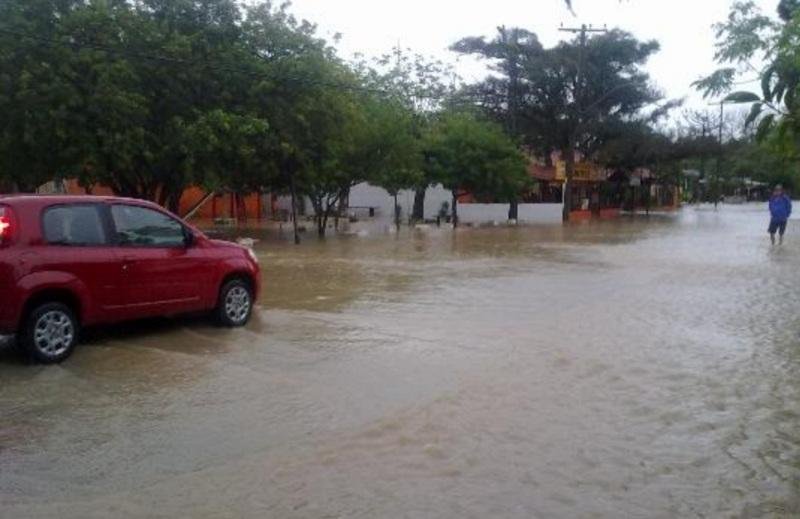 Ruas ficaram alagadas na cidade em raz&atilde;o da forte chuva