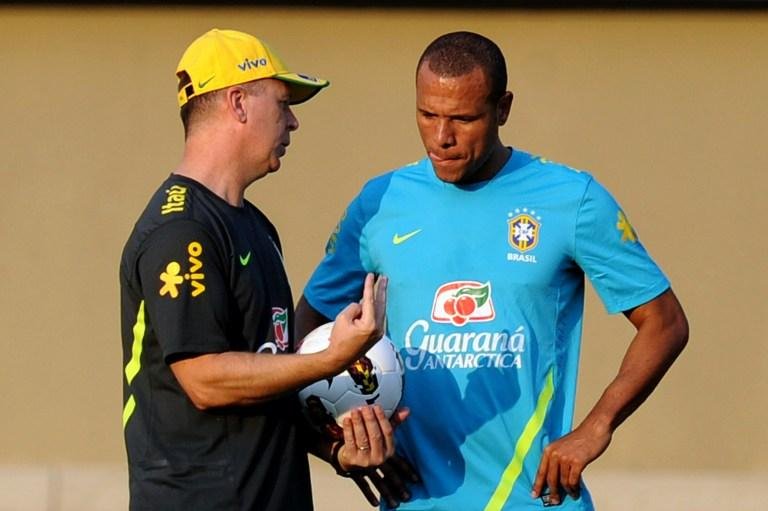 Mano conversa com Luis Fabiano durante treino