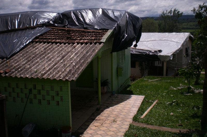 Chuva de granizo destelhou casas em diversas cidades