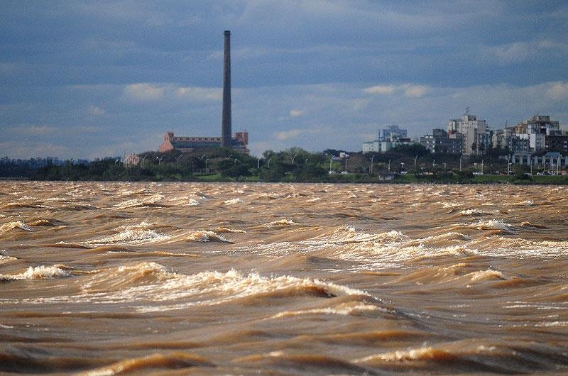Forte vento provocou ondas no Gua&iacute;ba, em Porto Alegre