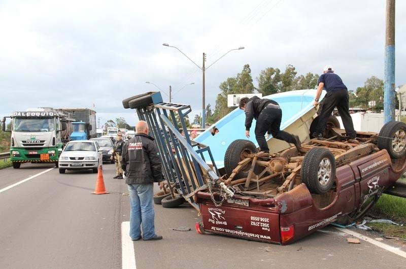 Vento derruba &aacute;rvores na Capital e vira carro em Novo Hamburgo
