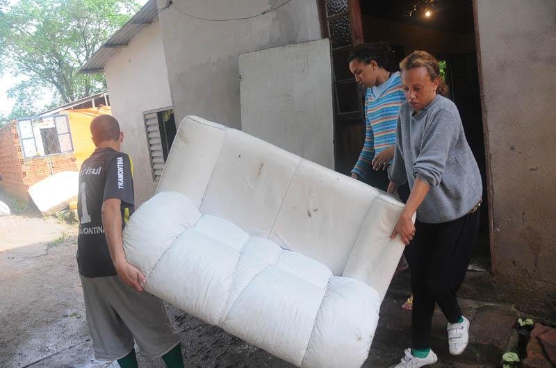 Cerca de 19,2 mil pessoas tiveram de deixar as casas no RS