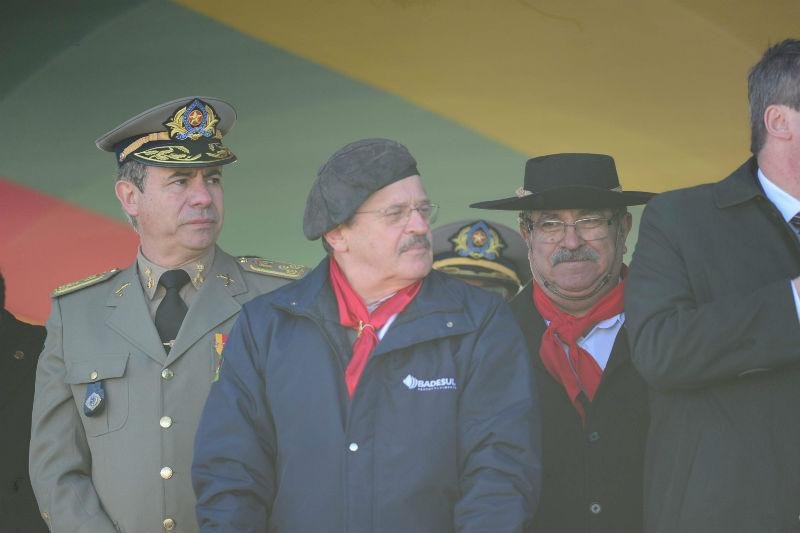 Durante desfile farroupilha, Tarso disse que pediu ajuda ao governo federal