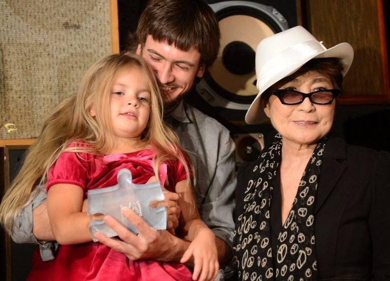 A pequena Gera e Pyotr Verzilov, filha e marido de uma das artistas do Pussy Riot, recebem pr&ecirc;mio de Yoko Ono