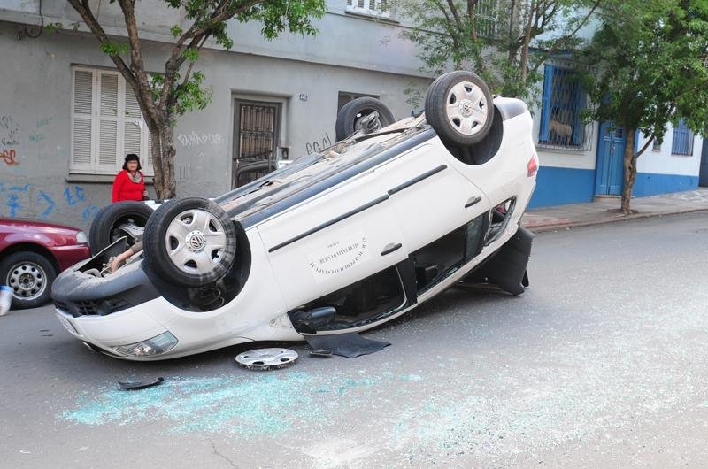 Capotamento ocorreu na esquina da rua Vasco Alves com a Dem&eacute;trio Ribeiro, no Centro da Capital