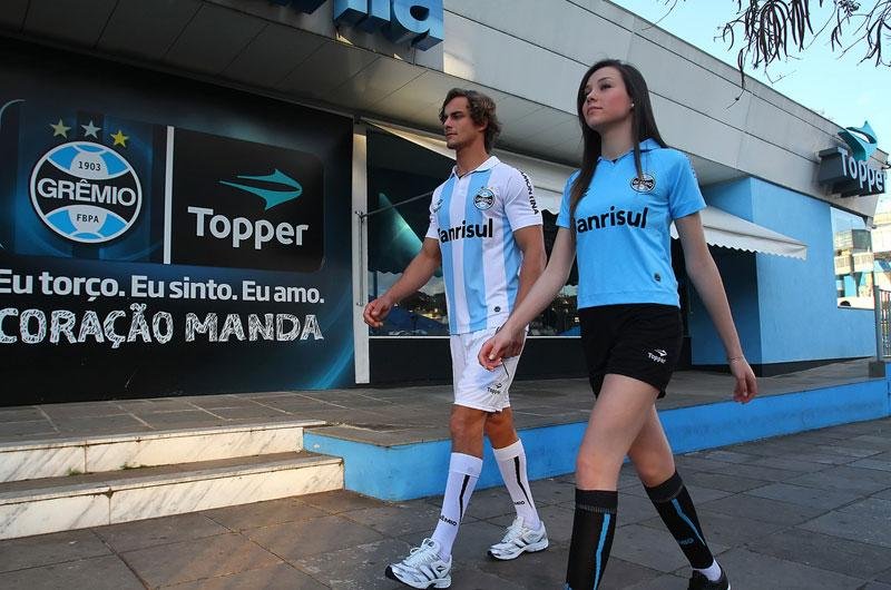 Gr&ecirc;mio lan&ccedil;a linha de camisas castelhanas