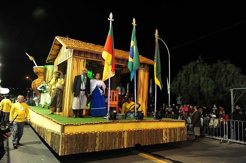 Desfile Tem&aacute;tico Farroupilha leva show para a avenida