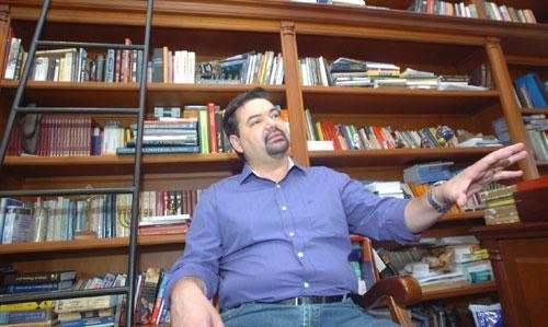 Livros, muitos livros, adornam a imensa biblioteca do professor universit&aacute;rio que adora filosofia e literatura