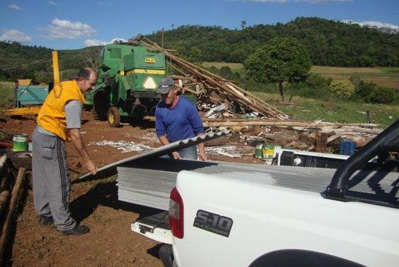 Defesa Civil entregou telhas na Linha Liso, em Aratiba