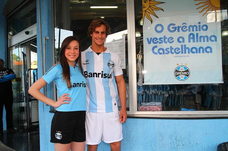 Gr&ecirc;mio lan&ccedil;ou linha de camisas castelhanas