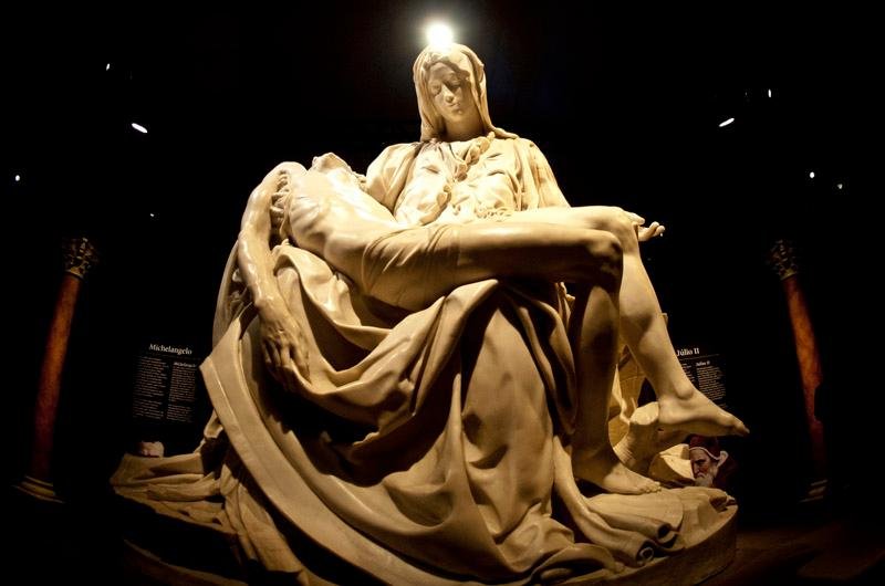 A Piet&agrave;, de Michelangelo, feito a partir do original de 1499