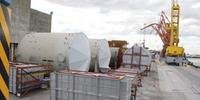 Forno e tanques importados da Itália para a ampliação da refinaria estão no Porto Novo