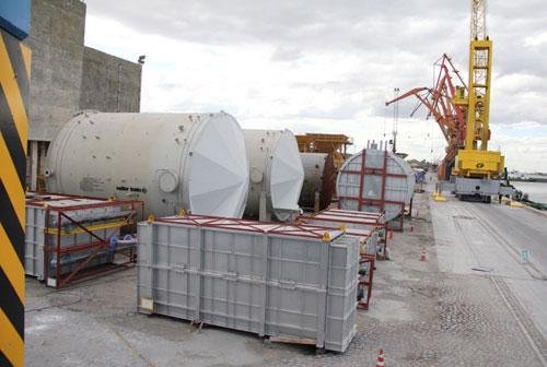 Forno e tanques importados da It&aacute;lia para a amplia&ccedil;&atilde;o da refinaria est&atilde;o no Porto Novo