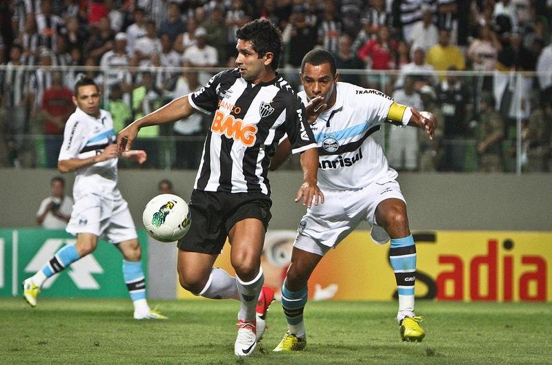 Gilberto Silva (D) sentiu dores musculares e ser&aacute; poupado
