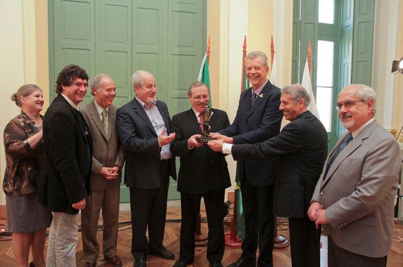 Ministro da Cultura do Uruguai recebe pr&ecirc;mio no Pa&ccedil;o Municipal
