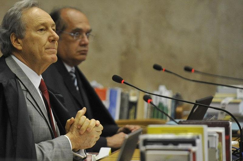 Ricardo Lewandowski e Gilmar Mendes, durante sess&atilde;o plen&aacute;ria onde segue o julgamento do processo do mensal&atilde;o no STF