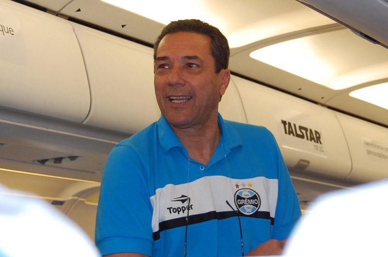 T&eacute;cnico Vanderlei Luxemburgo avaliar&aacute; se poupar&aacute; mais jogadores contra o Barcelona