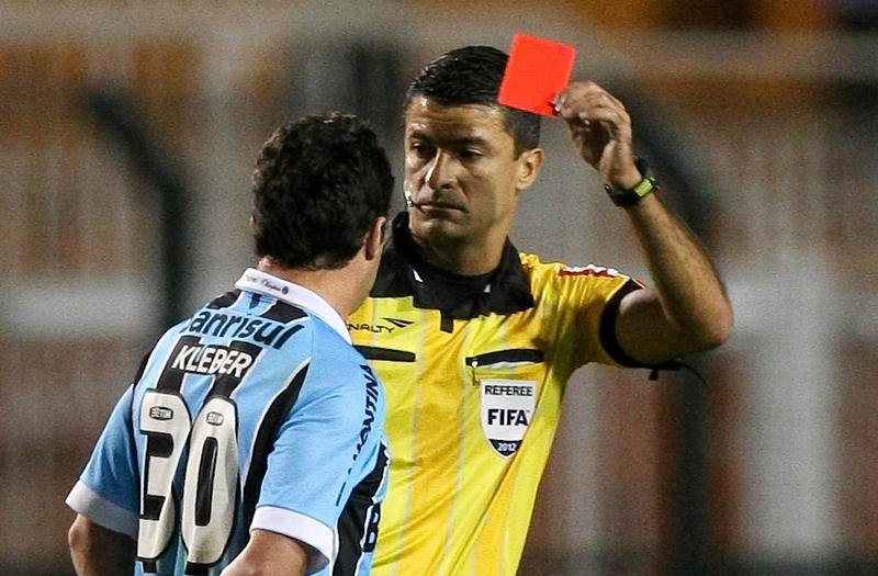 Kl&eacute;ber escapa de puni&ccedil;&atilde;o mais severa do STJD