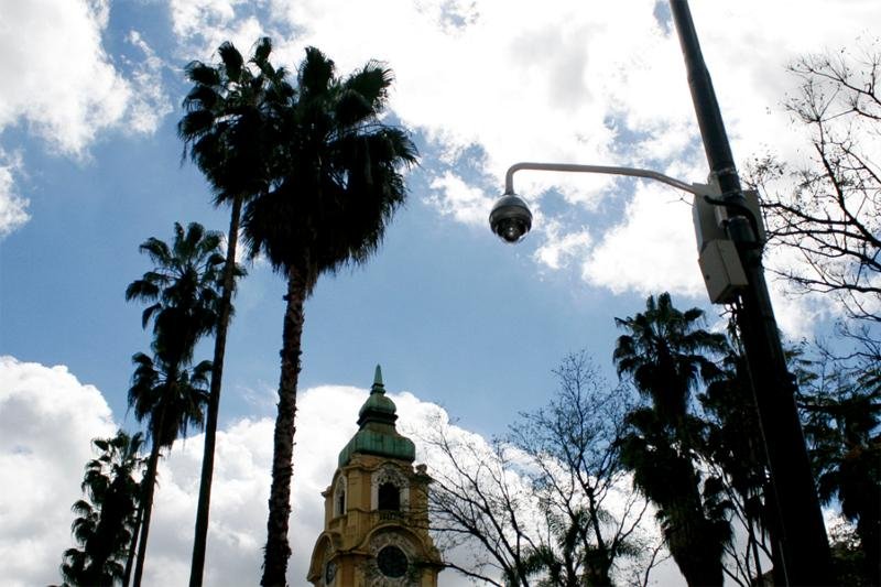 Guarda Municipal demonstra cercamento eletr&ocirc;nio da Pra&ccedil;a da Alf&acirc;ndega