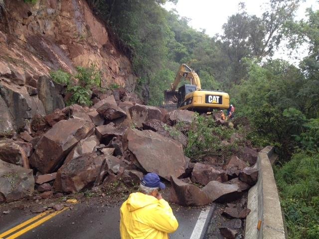 Equipes trabalham para remover pedras que ca&iacute;ram sobre a pista na Serra