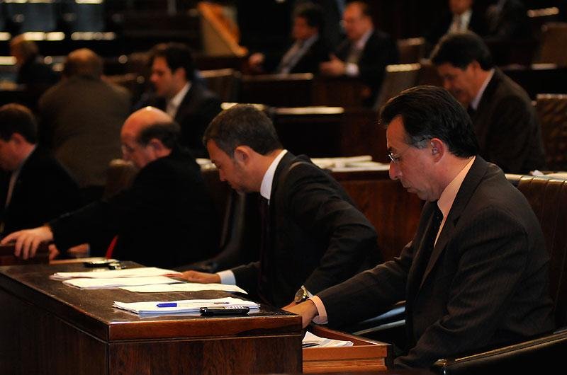 Assembleia aprova limita&ccedil;&atilde;o de assessores para atividades externas