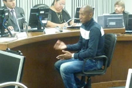 Fabr&iacute;cio apresenta seus argumentos aos auditores do STJD