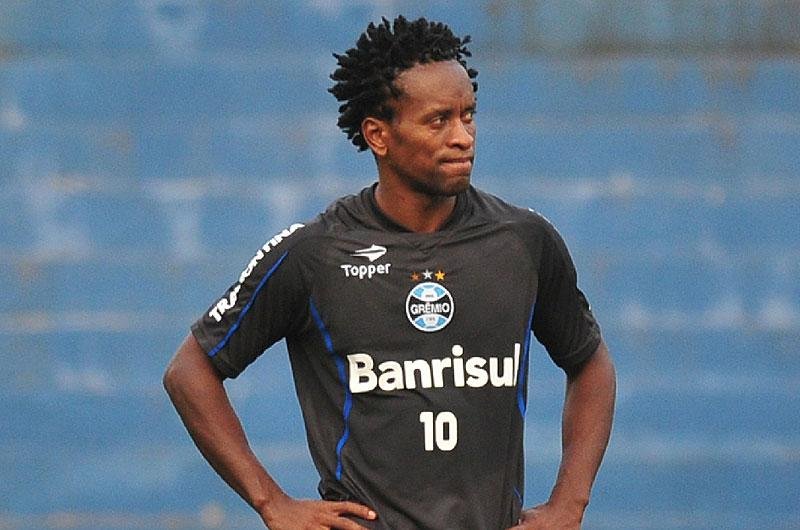 Exame descarta les&atilde;o na panturrilha de Z&eacute; Roberto